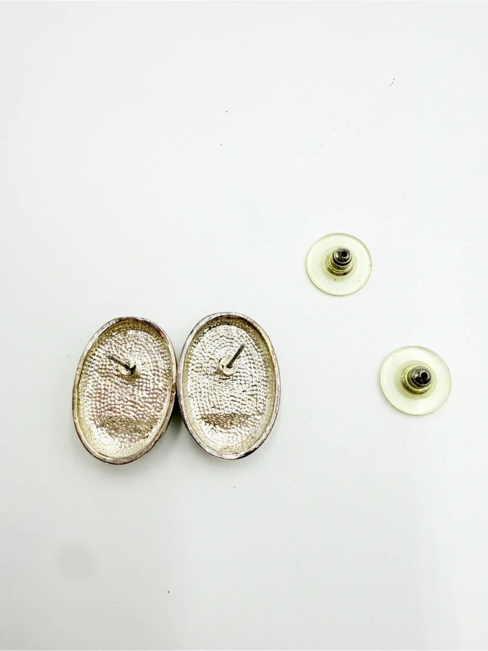 Vintage Lime Green Cat’s Eye Cabochon Oval Stud Earrings - Picture 6 of 8